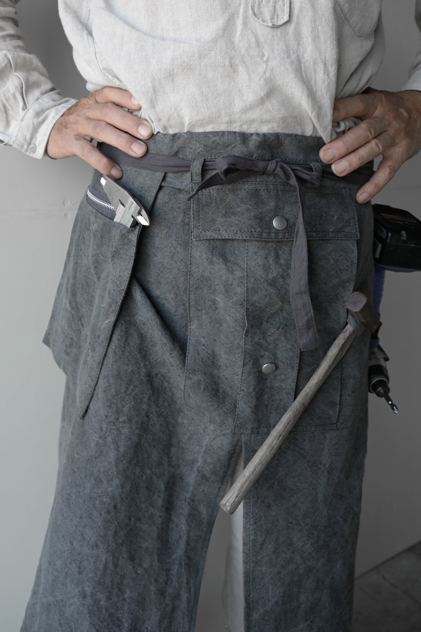 "work" harf apron <color: Charcoal>